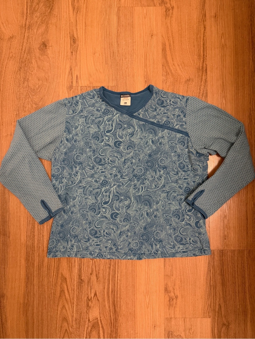 Vintage Columbia Blue Paisley Patterned Women’s Long Sleeve